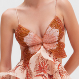 Vestido Juliette con Encantadores Volantes y Escote en Forma de Joya