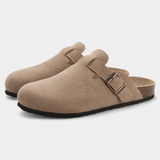 Aubree Zuecos Unisex de Gamuza con Hebilla Ajustable - Comodidad y Estilo en Cada Paso