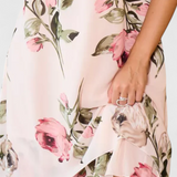 Elegante vestido de gasa fluida Tameka con detalles de pétalos y mangas transparentes