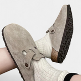 Aubree Zuecos Unisex de Gamuza con Hebilla Ajustable - Comodidad y Estilo en Cada Paso