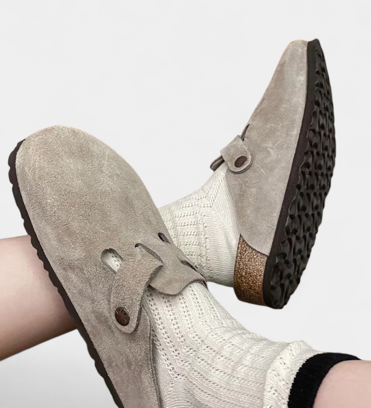 Aubree Zuecos Unisex de Gamuza con Hebilla Ajustable - Comodidad y Estilo en Cada Paso