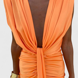 Elegante Vestido Midi Lakisha con Fruncido y Escote Profundo