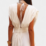 Vestido Rosalba Mono Corto con Escote Profundo y Cintura Marcada