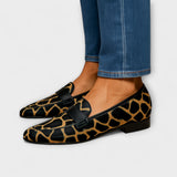 Elegantes Mocasines con Estampado de Leopardo y Detalle de Correa Decorativa