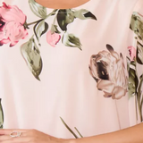 Elegante vestido de gasa fluida Tameka con detalles de pétalos y mangas transparentes