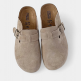 Aubree Zuecos Unisex de Gamuza con Hebilla Ajustable - Comodidad y Estilo en Cada Paso