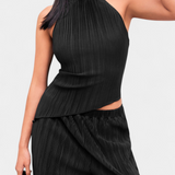 Elegante conjunto plisado con top halter asimétrico y pantalón fluido para un estilo sofisticado