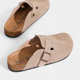 Aubree Zuecos Unisex de Gamuza con Hebilla Ajustable - Comodidad y Estilo en Cada Paso