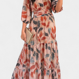Elegante vestido largo floral Aísha con corte fluido y hermoso estampado de hojas