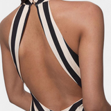 Vestido Maxi Halter Crispina con Rayas Chevron y Elegante Espalda Descubierta