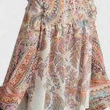 Conjunto Elegante con Blusa de Volantes y Estampado Vintage Paisley para un look sofisticado