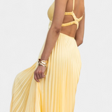Vestido Arlena con Tiras y Espalda Cruzada para un Look Elegante y Estilizado