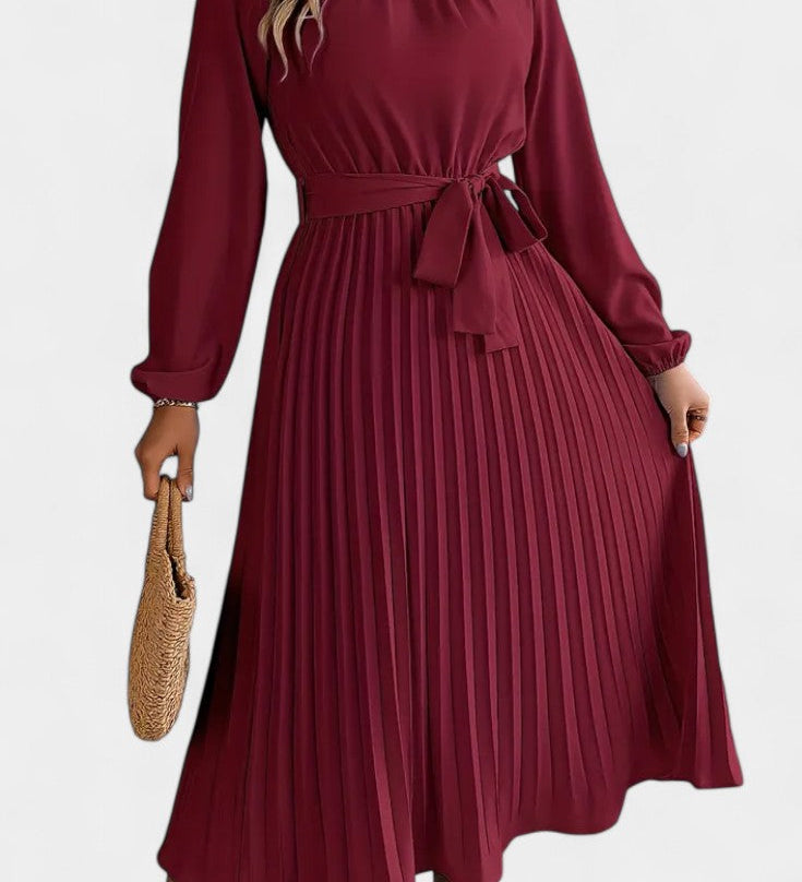 Elegante vestido de Theresa con cuello alto y cinturón plisado para un estilo sofisticado