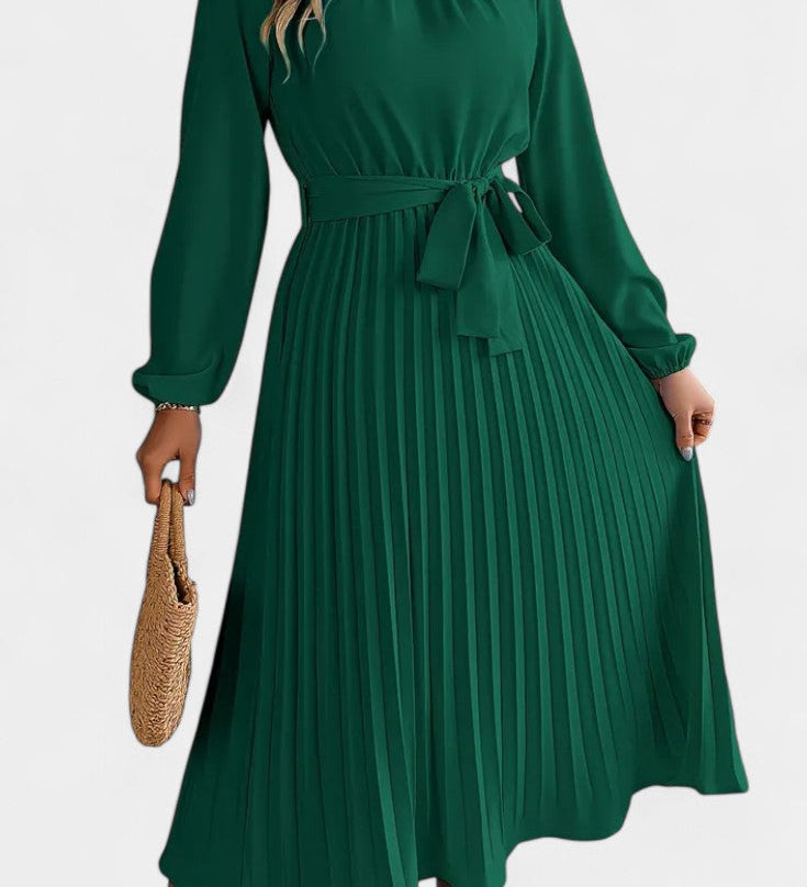 Elegante vestido de Theresa con cuello alto y cinturón plisado para un estilo sofisticado