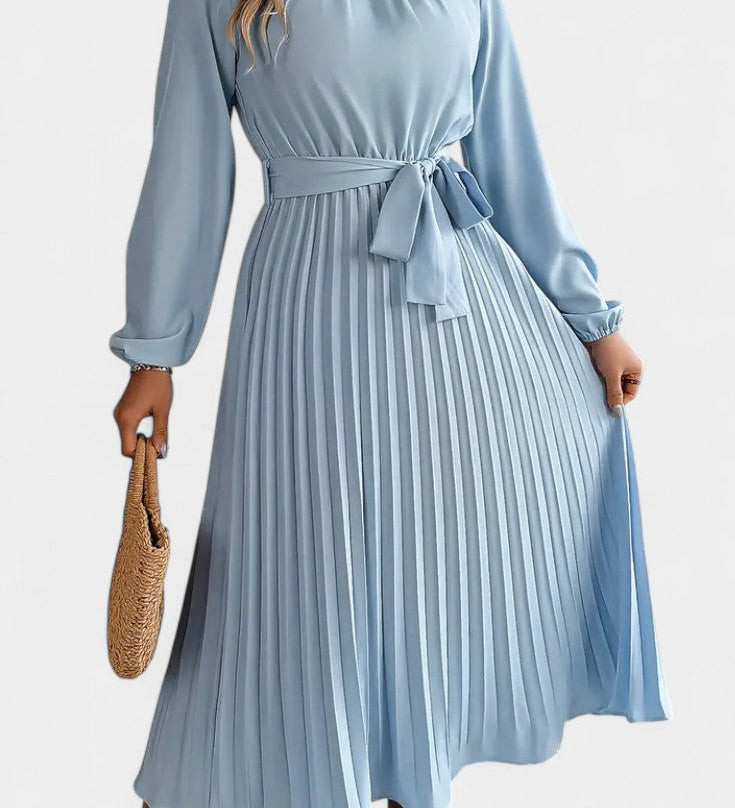 Elegante vestido de Theresa con cuello alto y cinturón plisado para un estilo sofisticado