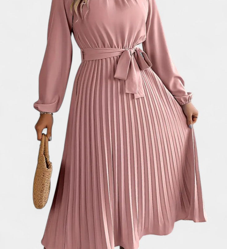 Elegante vestido de Theresa con cuello alto y cinturón plisado para un estilo sofisticado