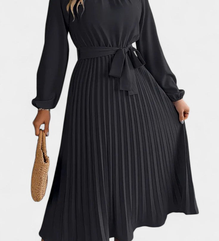 Elegante vestido de Theresa con cuello alto y cinturón plisado para un estilo sofisticado