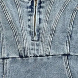 Vestido Denim Janessa con Tirantes Ajustables y Detalle de Abertura Frontal para un Estilo Casual y Sofisticado