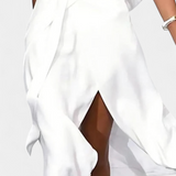 Elegante vestido blanco Effie con escote cruzado, detalle calado y divertida abertura frontal