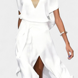 Elegante vestido blanco Effie con escote cruzado, detalle calado y divertida abertura frontal