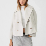 Chaqueta Destiny de corte corto con doble botonadura para un estilo moderno y elegante