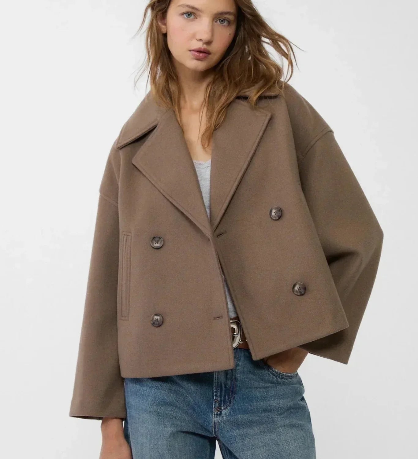 Chaqueta Destiny de corte corto con doble botonadura para un estilo moderno y elegante