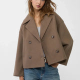 Chaqueta Destiny de corte corto con doble botonadura para un estilo moderno y elegante