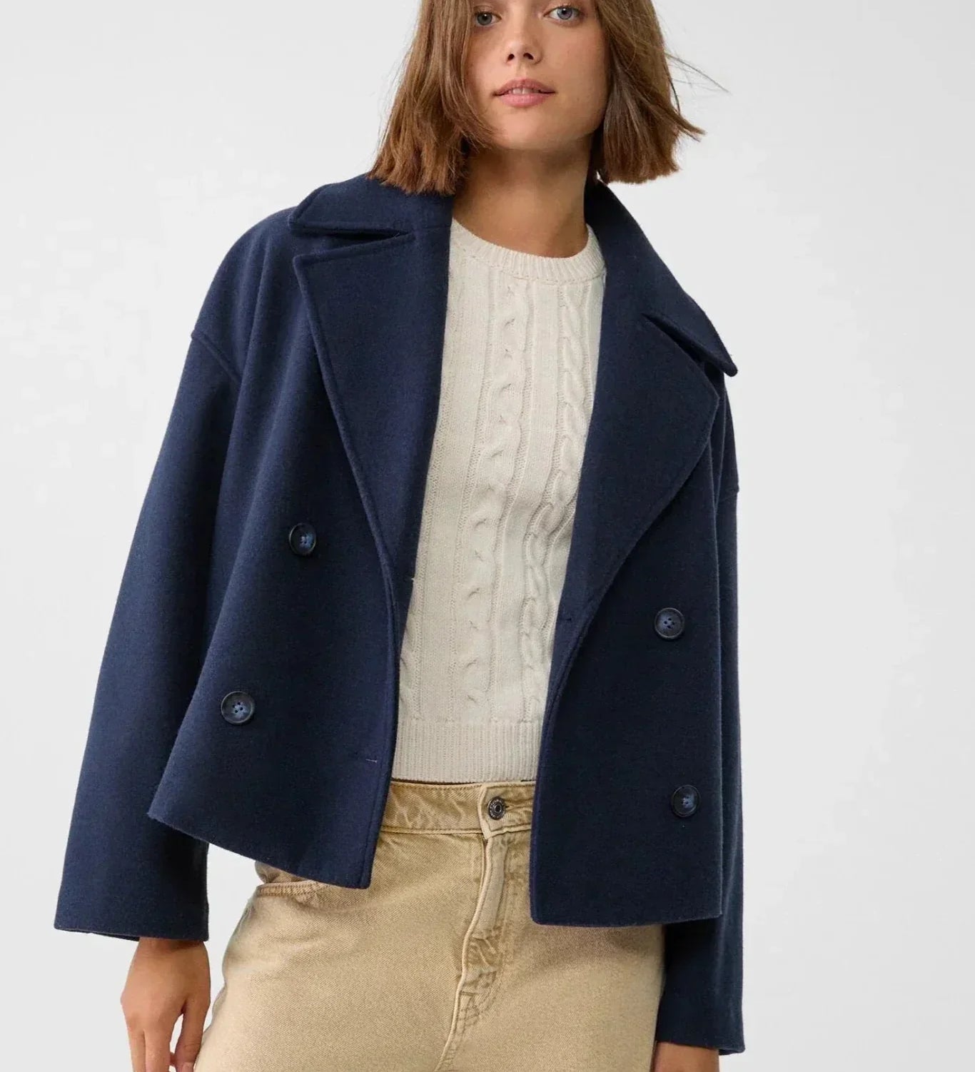 Chaqueta Destiny de corte corto con doble botonadura para un estilo moderno y elegante