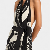 Vestido Corto Halter con Estampado Abstracto y Cinturón - Estilo Chic y Moderno