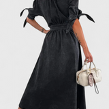 Elegante vestido midi de mezclilla Adelina con botones y amplio escote en V