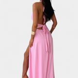 Elegante vestido Latisha con cuello halter ydetalle de gran abertura para un estilo seductor