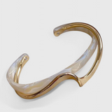 Pulsera de Ópalo Blanco con Elegante Acabado en Dorado para un Estilo Sofisticado